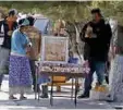  ??  ?? ‘Veneno’. Decenas de vendedores se aglutinan en las afueras de las escuelas.