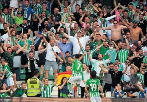  ?? ?? Juanmi y Bellerín celebran el tanto del malagueño ante el Málaga en el partido contra el Granada jugado el pasado fin de semana.