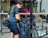  ?? ?? Nella foto, Giusi Parisi, 35 anni, prepara il suo bagaglio prima di partire per il viaggio in tandem