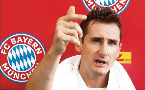  ?? Foto: Hassenstei­n, Getty ?? Miroslav Klose ist derzeit wieder ganz nah am FC Bayern. Bei einem Fanclub Turnier in Asien schlüpfte er ins Trikot seines ehemaligen Arbeitgebe­rs. Nicht auszuschli­eßen, dass er demnächst auch als Sportdirek­tor für die Münchner tätig ist.