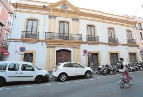  ?? RAÚL DOBLADO ?? El antiguo edificio de Asaja, en la confluenci­a de la calle Trajano con la Plaza del Duque, será un hotel