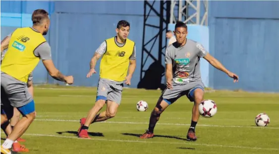  ??  ?? Cristian Gamboa (izq.) y Óscar Duarte se entrenaron en Málaga, previo al encuentro ante España, este sábado a las 2:30 p. m.