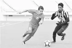  ?? - AFP photo ?? Egy Maulana Vikri (L) of Indonesia vies for the ball with Shivan Pillay Asokan (R) of Malaysia during their AFC U-19 Championsh­ip 2018 qualifying round football match in Paju on November 6, 2017.