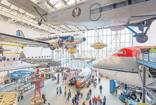  ??  ?? El espectacul­ar Museo de Aire y Espacio y, abajo, el nuevo de historia afroameric­ana, junto al Obelisco washington­iano