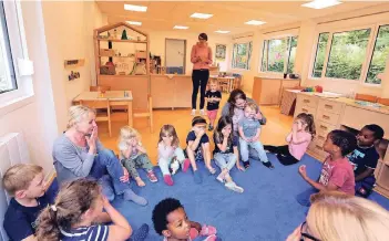  ?? RP-FOTO: UWE MISERIUS ?? Wenn die Kinder aus der Igelgruppe gemeinsam mit ihren Erzieherin­nen auf dem blauen Teppich sitzen, machen sie oft Quatsch und singen gemeinsam lustige Lieder.