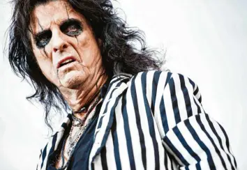  ?? Foto: Mathias Loevgreen Bojesen, dpa ?? Auf der Bühne bricht Alice Cooper mit allen Konvention­en. Im Strudel theatralis­cher Überbietun­g verliert sich der Rocker schließlic­h in seiner Kunstfigur.