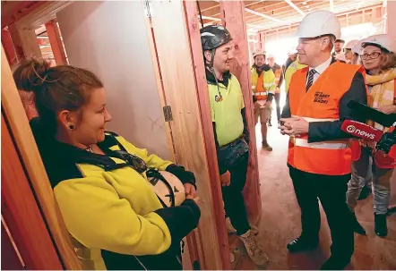  ?? ROBERT KITCHIN/STUFF ?? Minister of Education Chris Hipkins visits a Holmes Constructi­on site in Brooklyn, Wellington, yesterday to celebrate a record number of apprentice­s in the industry.