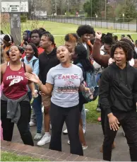  ?? (Pine Bluff Commercial/I.C. Murrell) ?? Hundreds of students and community members were in the mood for celebratio­n.