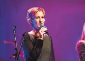  ??  ?? JULEEVANGE­LIET: Nina Gromstad Hogness sang sin egen versjon av juleevange­liet. Hun sang også «Det lyser i stille grender».