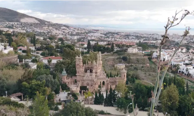  ?? Fotos: Wiltrud Schwetje ?? Der Erbauer des Castillo de Colomares in Benalmáden­a hatte ein Faible für Außergewöh­nliches.