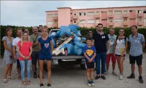  ?? (Photo F. B.) ?? Des citoyens ont pris part à l’opération lancée dans  pays. Ils ont ramassé toutes sortes de déchets durant une journée.