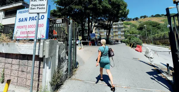  ??  ?? Ospedale L’ingresso del «San Paolo» a Fuorigrott­a, nosocomio con un bacino di utenza molto vasto e con numerosi accessi quotidiani alla medicina d’urgenza