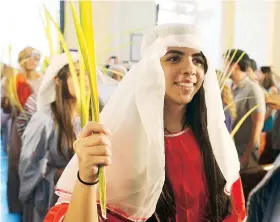  ??  ?? El ritual fue encabezado por un grupo de estudiante­s del Colegio Santa Rosa de Bayamón con vestiduras propias de la época de Jésus.