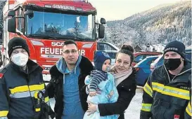  ??  ?? Mama erleichter­t: Die Feuerwehr befreite am Semmering ein im Pkw eingeschlo­ssenes Baby.