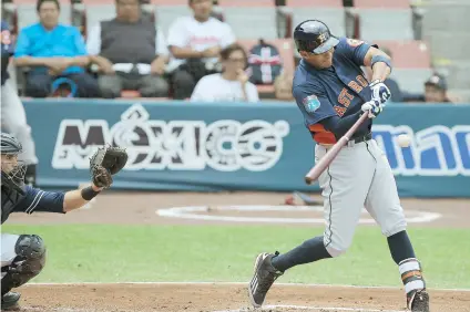  ??  ?? Carlos Correa, de los Astros, es out con batazo al cuadro durante el choque de ayer celebrado en México.