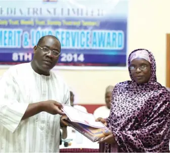  ??  ?? Recipient of 10 years Long Service award, Hajiya Safiya Dantiye (right) being presented with her prize by the Deputy Editor-in-Chief, Media Trust Limited, Mahmud Jega, during the company’s Long Service and Merit Award in Abuja yesterday.