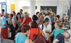  ??  ?? Mit einem Sektempfan­g für die Teilnehmer endete der Ausstellun­gsrundgang anläss lich der Eröffnung der Sommerakad­emie im Café Wortschatz.
