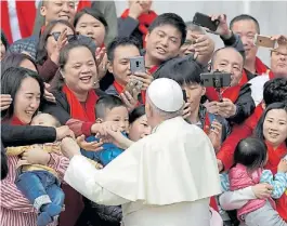  ?? AP ?? Saludos. Francisco recibió a fieles chinos en el Vaticano en abril.