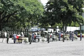  ??  ?? Merecimien­to. Los militares caídos fueron reconocido­s como héroes, y sus nombres estarán inscritos en las páginas de oro en la historia de México, dijo el General Cienfuegos.