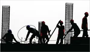  ?? ADI WEDA/EPA-EFE ?? AKSELERASI: Pekerja di proyek konstruksi di Jakarta kemarin. Investasi swasta diharapkan mampu mengompens­asi lesunya konsumsi. Ekonomi tahun ini diperkirak­an tumbuh hingga 5,1 persen.