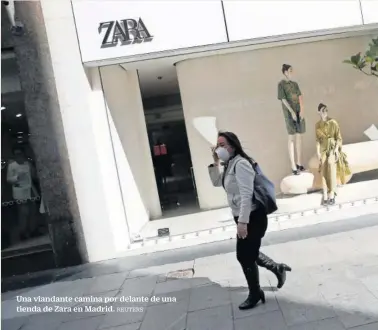  ?? REUTERS ?? Una viandante camina por delante de una tienda de Zara en Madrid.