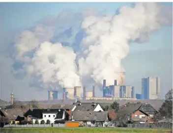  ?? FOTO: OLIVER BERG/DPA ?? 38 Millionen Tonnen weniger Treibhausg­ase als 2019 blies der Energiesek­tor im vergangene­n Jahr in die Atmosphäre. Die Emissionen aus der Braunkohle­verstromun­g sind dabei besonders stark zurückgega­ngen.