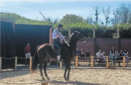  ?? | PHOTO : OUEST-FRANCE ?? Erwann Landron et Smoke jouent le rôle de Miguel et d'Alto dans le spectacle équestre, donné tous les jours d'ouverture du parc de Pierre-Brune.