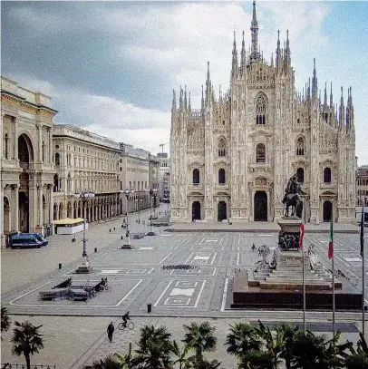  ??  ?? Milano
Piazza del Duomo, ore 15.40