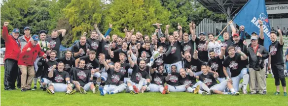  ?? FOTO: FLORIAN WOLF ?? Jubel mit Meistershi­rts und Meisterpok­al: Die Footballer der Ravensburg Razorbacks.