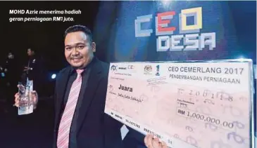  ??  ?? MOHD Azrie menerima hadiah geran perniagaan RM1 juta.