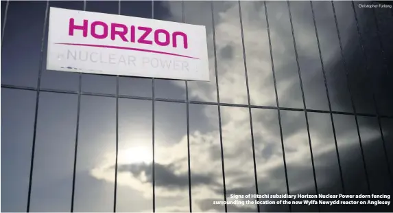  ?? Christophe­r Furlong ?? > Signs of Hitachi subsidiary Horizon Nuclear Power adorn fencing surroundin­g the location of the new Wylfa Newydd reactor on Anglesey