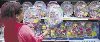  ??  ?? De ‘Superzings’ a muñecas de toda la vida entre los juguetes más populares de esta Navidad.