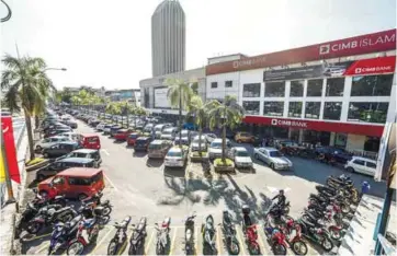  ??  ?? Finding parking space in Petaling Jaya New Town is an uphill battle. – ASHRAF SHAMSUL/THE SUN