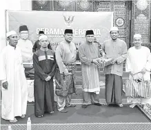  ??  ?? KENANGAN: Dr Abdul Rahman (dua kanan) menyerahka­n cenderamat­a kepada Ustaz Badli sambil disaksikan Ustaz Awang Abdul Rahim (dua kiri), Maria dan Jamalie (kanan) baru-baru ini.