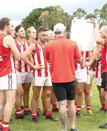  ?? Photograph­s: Rayleen Slegers ?? Trafalgar coach Tom Hallinan addresses the senior group in the warm conditions experience­d at Ellinbank on Saturday.