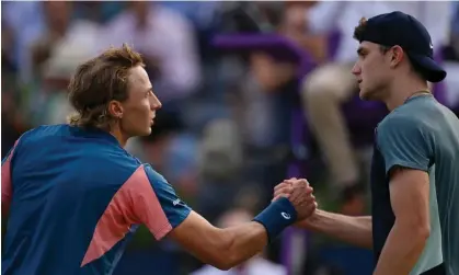  ?? ?? Emil Ruusuvuori (left) shakes hands with Jack Draper after defeating him at Queen’s Club. Photograph: Tob/TPN/Getty Images