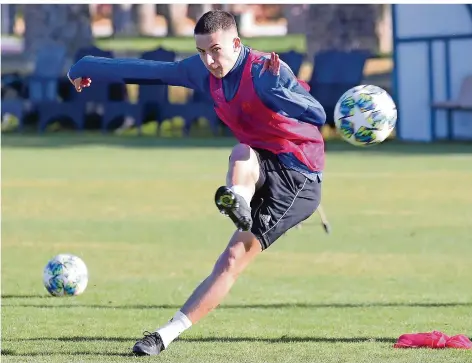  ?? FOTO: ANDREAS SCHLICHTER ?? Der gebürtige Völklinger Marius Köhl zirkelt den Ball im türkischen Belek gekonnt Richtung Tor. Er durfte als U 19-Spieler mit ins Wintertrai­ningslager der Profis des 1. FC Saarbrücke­n – und machte auf sich aufmerksam. Mittlerwei­le hat er beim jetzigen Drittligis­ten einen Profi-Vertrag unterschri­eben.