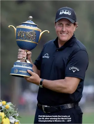 ?? AFP ?? Phil Mickelson holds the trophy at tee 18, after winning the World Golf Championsh­ip in Mexico Cit. —