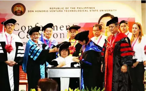  ?? -Chris Navarro ?? CONFERMENT. CHED Commission­er Ronald Adamat and DHVTSU President Enrique Baking confer the Doctor of Public Administra­tion Honoris Causa to Gov. Lilia Pineda. Joining them are Third District Congressma­n Aurelio ‘Dong‘Gonzales Jr., Board Members Rosve Henson, Fritzie David Dizon, Moshe Lacson and other officials.