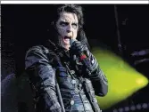  ??  ?? Alice Cooper als Sänger und Frontmann der Hollywood Vampires gibt das Mikro nur gelegentli­ch an die Kollegen der AllStar-Band ab