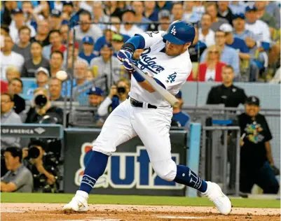  ??  ?? DESACUERDO. Max Muncy conecta un jonrón durante un partido con los Dodgers de Los Angeles de la temporada pasada.