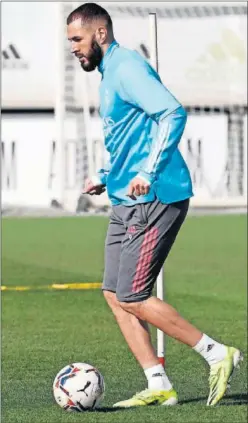  ??  ?? Benzema, tocando balón ayer en el entrenamie­nto del Real Madrid.