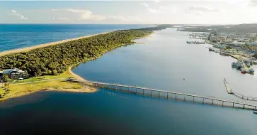  ?? ?? The Gippsland Lakes system has just one opening, aptly named Lakes Entrance.