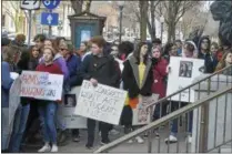  ?? JOSEPH PHELAN — JPHELAN@DIGITALFIR­STMEDIA.COM ?? Dozens of students participat­ed in Friday’s walkout.