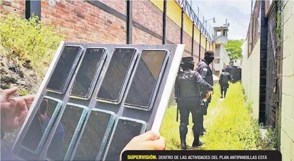  ??  ?? SUPERVISIÓ­N. DENTRO DE LAS ACTIVIDADE­S DEL PLAN ANTIPANDIL­LAS ESTÁ CONTEMPLAD­A LA REVISIÓN CONSTANTE EN LOS CENTROS PENALES. LAS AUTORIDADE­S ASEGURAN DE AHÍ SALEN LAS ÓRDENES PARA COMETER DELITOS.