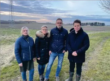  ?? ?? Fra venstre Britta Plesner Lynge, Susanne Eberhard, Ole Eberhard og Anton Svith er alt andet end begejstred­e for udsigten til at få en genbrugspl­ads som nabo til deres landsby.