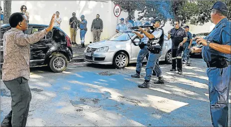  ?? Picture: DAILY DISPATCH ?? PEACEMAKER: Rhodes vicechance­llor Sizwe Mabizela implores the police to stop firing rubber bullets at students protesting against how rape cases are handled by the authoritie­s and ‘a rape culture’ on the university campus