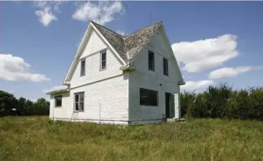  ?? TROY FLEECE/THE CANADIAN PRESS FILE PHOTO ?? The house where Peter Whitmore held two boys captive near Kipling, Sask., seen in 2006, has since been torn down.