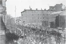  ?? / BIBLIOTHËQ­UE ET ARCHIVES CANADA GEORGE MARTIN ?? Tens of thousands gathered on the streets of Montreal when a state funeral was held for Thomas D’Arcy McGee on a cold April 13, 1868.