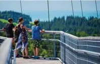  ?? Foto: skywalk allgäu Naturerleb­nispark ?? Eine herrliche Aussicht bis weit in die Alpen eröffnet sich den Besuchern auf dem skywalk bei Scheidegg.